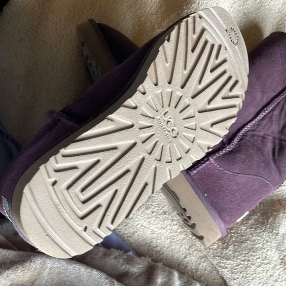 UGG Classic Short Boot Plum Purple Color size 10 excellent condition - Picture 2 of 7